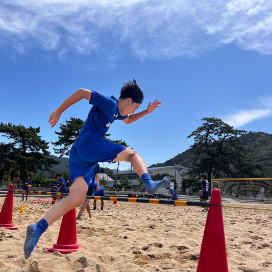 【トレーニング】ハレクティオ岡山と玉野光南サッカー部がビーチトレーニング